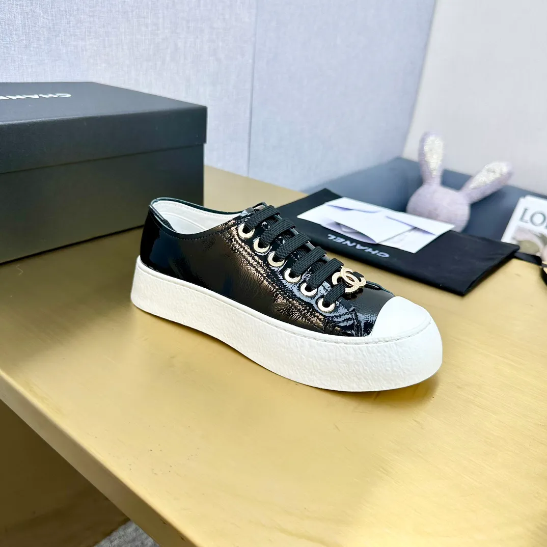 👟👟Ex-factory price 440👟👟 Top version, original quality! ! ! Chanel Chanel - 2024 biscuit shoes, the top casual sports shoes in the counter, this classic design; the upper is electro-embroidered with a variety of craftsmanship; the outsole is fashionable and sporty; the unusual inclusion of a variety of color elements... The diversified mix and match is very good-looking and versatile, casual, fashionable, sports and outdoor can be taken into account... ꫛꫀꪝ Go➫ Material: ❶Upper made of: original first-layer cowhide ❷Inside made of: sheepskin ❸The outsole is based on: original T👟👟factory price U combination outsole counter boutique packaging complete set for women 35–40